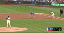 なんだこれは…？ 大谷翔平、“想定外の動き”「信じられんw」相手バッテリーを揺さぶる“脅威のリード”「デカすぎる」「圧かけすぎ」