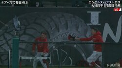 メジャーリーガー、童心に帰る 仲間のホームランボールを帽子でキャッチで大はしゃぎ「かわいい」「子供みたい」
