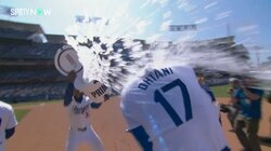 えっ、俺も！？大谷翔平、劇的サヨナラ打 ヒーローへの大量「氷水シャワー」で“もらい事故”した選手がびっくり