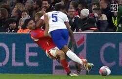 「格闘技かよ！」「危険すぎる…」ジャンピングエルボーが顔面に直撃…フランス代表DFとチリ代表DFが激しく衝突して悶絶した一部始終