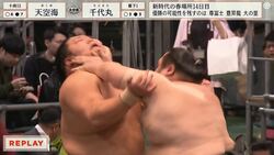 「えっぐ」「首取れる！」強烈なのど輪攻めに「すごかった…」相撲ファン戦々恐々