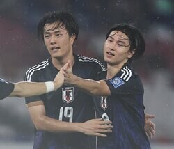 「速すぎる」南野拓実、爆速フィニッシュで追加点！ 急加速ダッシュから左足ダイレクトで豪快ゴールの瞬間 【インドネシア戦】