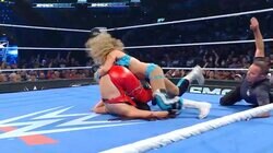 「どこ掴んでんだ」女子レスラー、クセがすごい“お尻抑えこみ”にファンツッコミ…まさかの事態に相手はぶ然