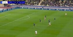 ヤバすぎだろ！ 南野拓実、30m“爆走ドリブル”→中央突破から敵陣独走… ギアを上げすぎない“絶妙スピード” 巧みなコース取りに解説者も大絶賛