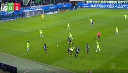 あれでファウルかよ！鬼メンタル・堂安律が重心低い“高速タックル”で相手を吹っ飛ばした瞬間　判定にイラッ！納得いかず主審に抗議