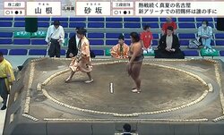 一体、どうした？ 力士が戻ってこない… 行司と対戦力士が心配で駆け寄る事態 土俵外に吹き飛んだ力士に大慌ても安堵