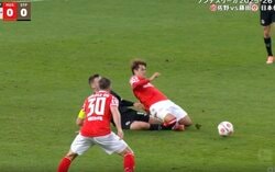 「ふざけるなよ！」佐野海舟、危険タックルで”異変”「これ悪質だろ」足首グネリ→ピッチ上で激痛悶絶…ファン悲鳴