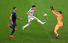 「なぜVARチェックすら入らない？」英代表OBらがアルゼンチン代表に与えられたPKに疑問符「GKはどうしろと」【W杯】