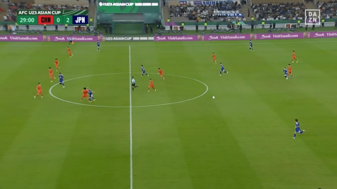 「まるで戦闘民族だな」中国代表DF、日本代表FWにボール無関係で“体当たり”「少林サッカー」「なにするんだ」ラフプレーにファン苦言【U23アジアカップ】 3枚目
