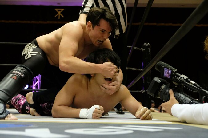 “DDTイズム”で丸藤正道に対抗！　遠藤哲哉、会見中に“もぐもぐタイム”でタンパク質補給 3枚目