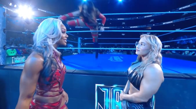 【映像】高飛車美女、アクロバティックな“ブチギレダイブ”