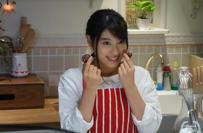 土屋太鳳、バレンタインCMオフショット披露　「キュンキュンする」と反響 1枚目