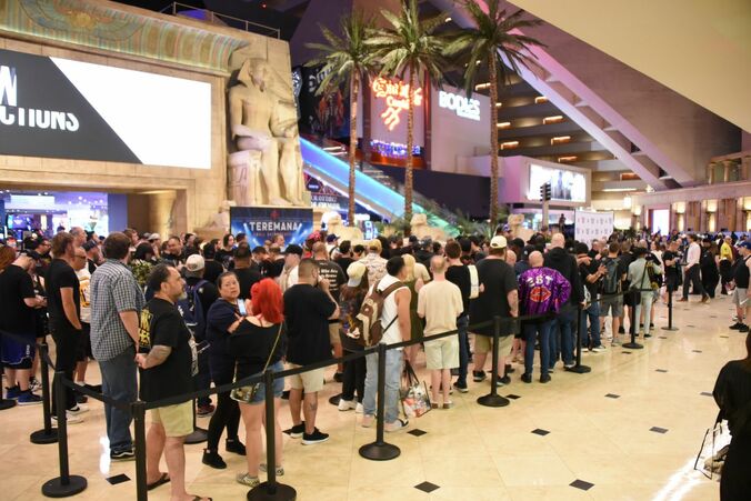 日本人女子スーパースター目当てに米・ラスベガスで“大行列”が発生 “美しき狂気”ジュリアの撮影会に熱狂的ファン続々 5枚目