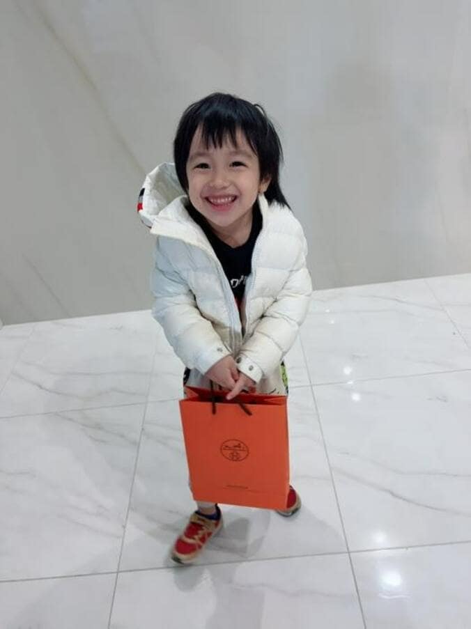  川崎希、息子が『HERMES』の袋に入れていたもの「お出かけ準備」  1枚目