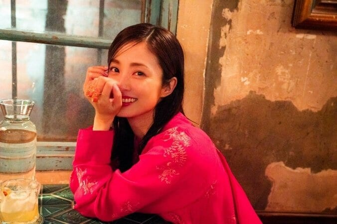 上戸彩、15年ぶり写真集『Midday Reverie』が7月10日発売 かわいさあふれる表情が満載、“覚悟”も詰まった珠玉の1冊 1枚目