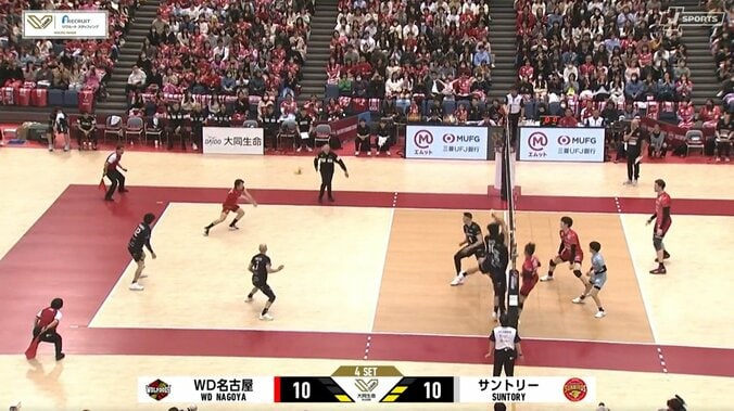 男子バレー、執念でつなぐ「顔面レシーブ」 漫画のようなガッツ溢れる執念の一コマにアリーナ拍手喝采 2枚目