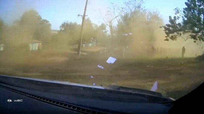 “知的な王者”もブチギレ！ 世界最速ラリー車が標識をぶっ壊した「ワイルドな瞬間」が話題 ドライバーは放送禁止用語で怒り心頭 3枚目