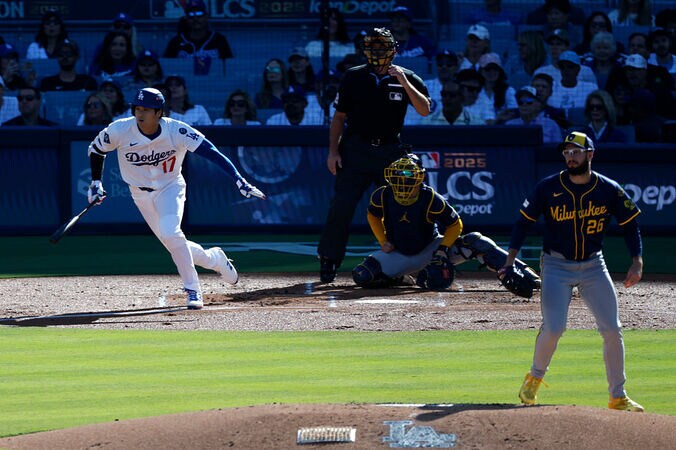 【写真・画像】球場騒然！大谷翔平が「ヤバすぎる」まさかの“変態打ち”→“神バットコントロール”で爆速三塁打「ピッチャー可哀想」「イチローかよw」　1枚目