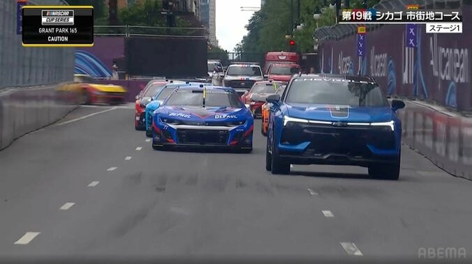 【写真・画像】デカっ…レーシングカーをSUVが先導！？ 「ペースカーなんですか？」珍しいシボレーの大型車に注目　1枚目