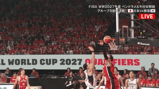 漫画を超えた！？渡邊雄太が“美しき時間差ブロック”→韓国新星を完璧に止めた瞬間「さすが元NBA」「1人で2人を守った」【バスケ日韓戦】 4枚目