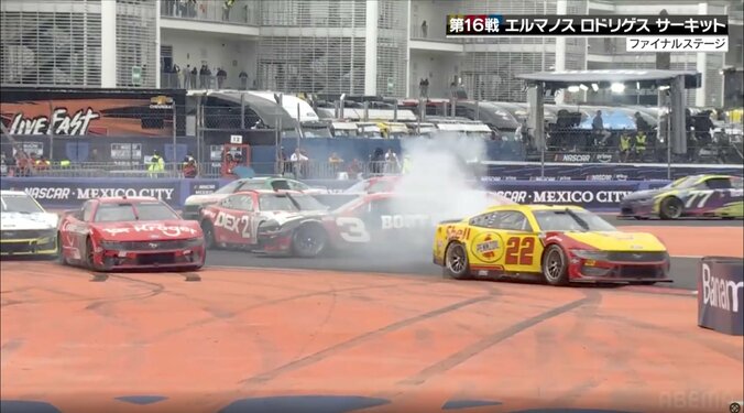 21号車は避けきれず3号車の横っ腹に追突する