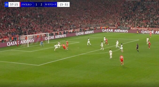 【写真・画像】「退場させろよ！」ヴィニシウス、物議を醸す“愚かな問題行動”「またやってるよ」「何してんの？」審判の前で見せた“ありえないプレー”に大ブーイングの嵐　1枚目