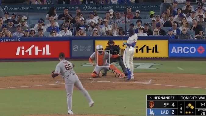 【写真・画像】死球に激怒！バット叩きつけ「そりゃキレる」「これは怒っていい」ド軍大砲マンシーが倒れこんだまま怒り爆発… ファン騒然「ぶつけられすぎ」　1枚目