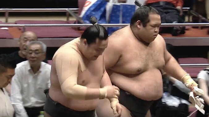 【写真・画像】「どうした？」熱海富士に異変？ 197kgの巨体があっさり土俵を割る姿に「おかしかった」「ずっと棒立ち」放送席も訝る　1枚目