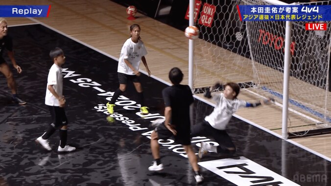 神業すぎる！ 松井大輔の“曲芸ゴラッソ”にファン衝撃「空中ダブルタッチだ」「ボールは友達感」リフティングでGKを翻弄した一部始終 3枚目