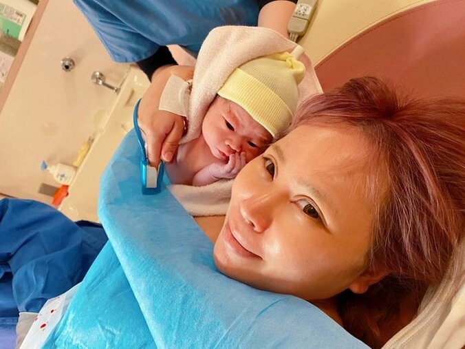 浜田ブリトニー、出産直後の息子との2ショットを公開「元気いっぱいです」 1枚目