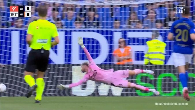 嘘だろ？久保建英、封じられた左を囮に逆足フィニッシュ！「左に食いつかせての右か」「右足もいいからね」ひとりで中央突破→ゴール強襲の瞬間 3枚目