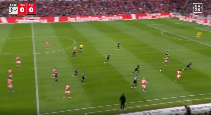 「めっちゃカッコいい」川﨑颯太、目を疑う“衝撃の光景”「エグすぎん？」「上手すぎやろ」“左足アウトサイドトラップ”→攻撃を加速させるプレー 2枚目