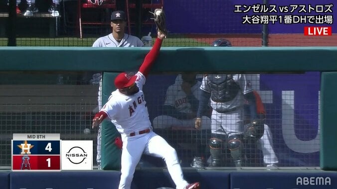 大谷翔平の同僚・アデルが超美技“ホームランキャッチ”大歓声の中、相手選手は無表情 1枚目