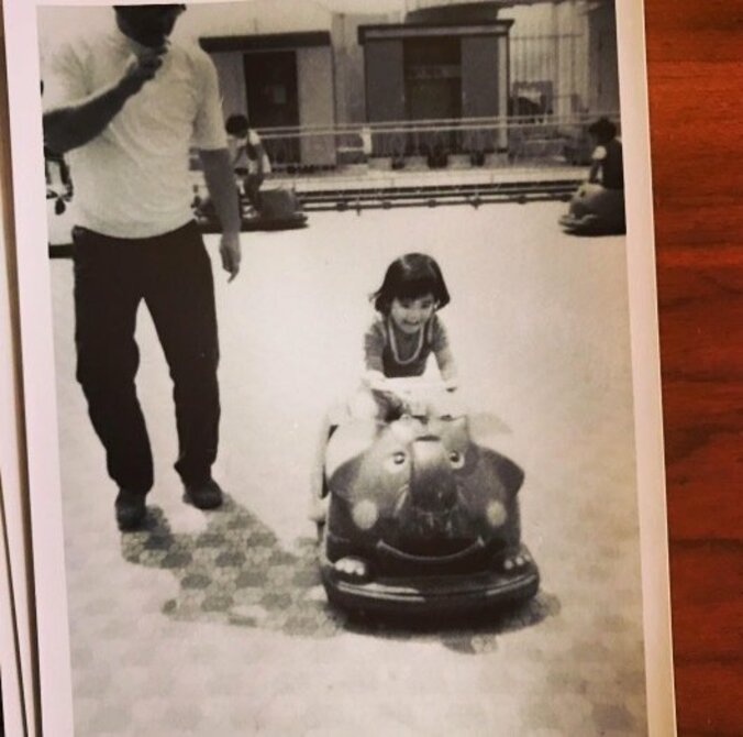 石田ゆり子「5歳くらいの私」  幼少期の写真に「美少女すぎ」と反響 1枚目