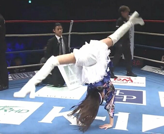 「何やってるの？w」“美ボディ”ラウンドガール、謎の行動にファン困惑「身体能力すごっ」「めっちゃ美脚」感嘆の声も 2枚目