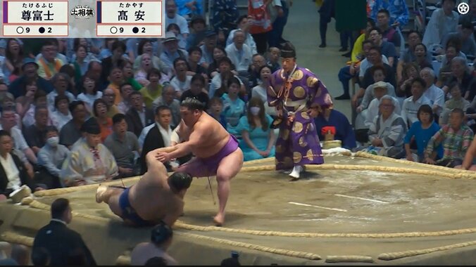 「高安おこ」「高安の夢が…」尊富士が立ち合いで…高安が土俵下で見せた“表情”が印象的 ファン落胆 「立ち合い当たってから見たかった」天鎧鵬も困惑 5枚目