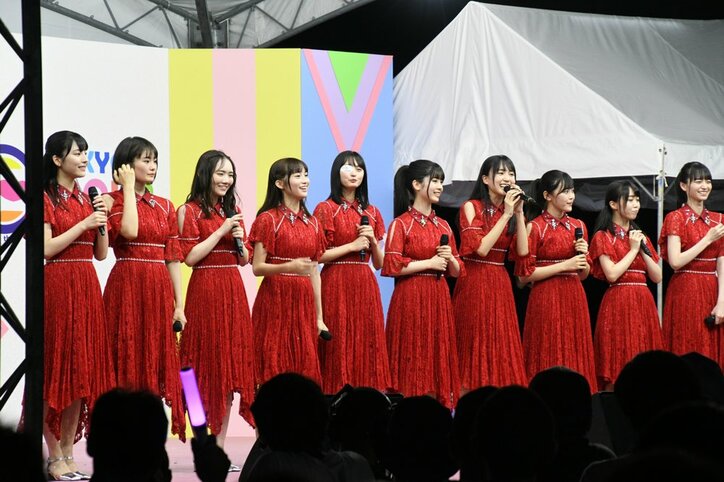 乃木坂46・4期生が初の『TIF』出演でフレッシュなパフォーマンス、清宮レイの”必殺技レイパンチ”に会場沸く