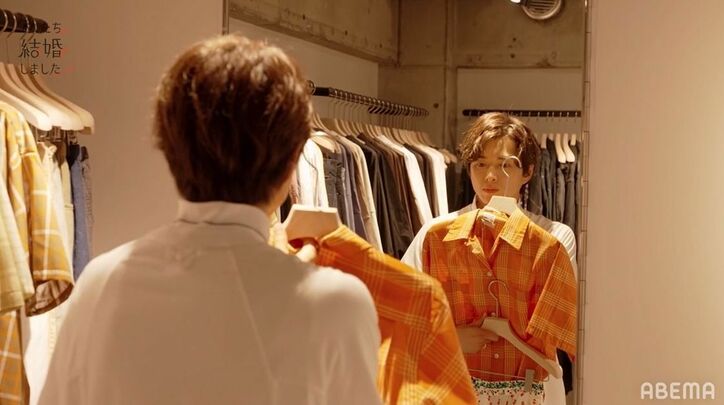 白洲迅、妻・堀田茜に着てほしい服を真剣にチョイス…仲良し古着屋デート『私たち結婚しました』第8話