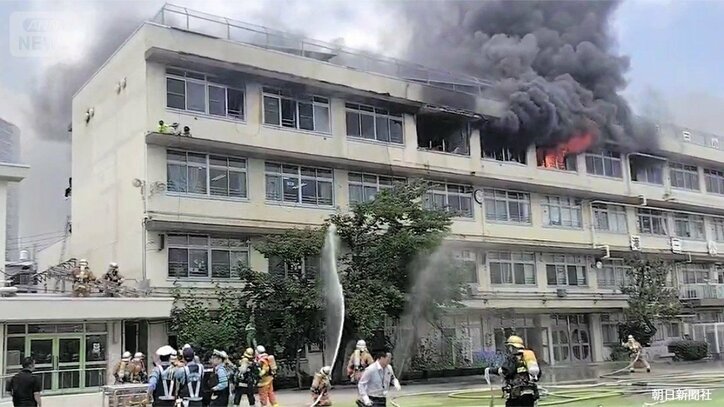 【速報中】東京・北区の小学校で火事 11人けが 突然ストーブから発火した可能性