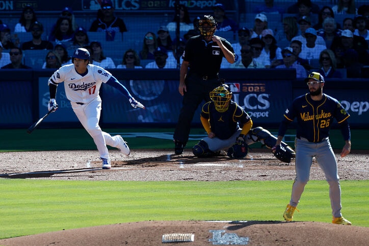 【写真・画像】球場騒然！大谷翔平が「ヤバすぎる」まさかの“変態打ち”→“神バットコントロール”で爆速三塁打「ピッチャー可哀想」「イチローかよw」　1枚目