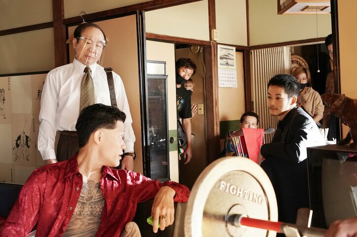 刑事・松坂桃李が組長・鈴木亮平と対峙『孤狼の血 LEVEL2』迫真の空気伝わるメイキング写真公開