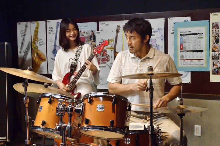 見上愛、オーディションを勝ち抜き阿部寛の娘役に 映画『異動辞令は音楽隊!』場面写真解禁