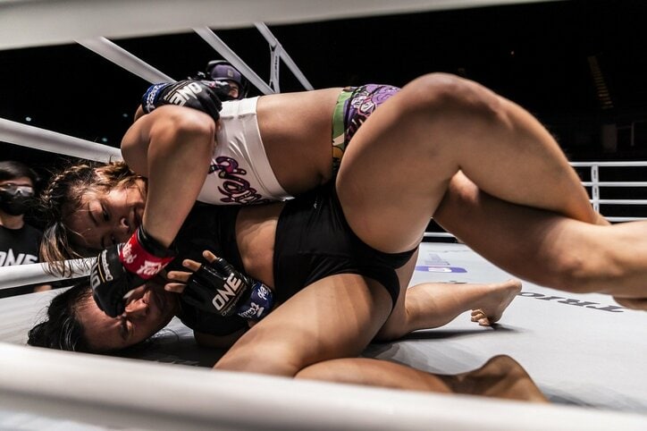 女子MMA、首相撲からヒザの雨あられ… 一方的すぎる展開に「ヒザ地獄」視聴者騒然