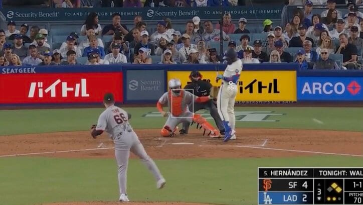 【写真・画像】死球に激怒！バット叩きつけ「そりゃキレる」「これは怒っていい」ド軍大砲マンシーが倒れこんだまま怒り爆発… ファン騒然「ぶつけられすぎ」　1枚目