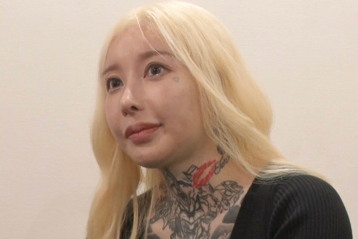 全身タトゥーの美人彫り師、初めてのタトゥーは“自彫り”「かっこいいっ 