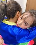 山田菜々と福本愛菜の“上目遣いハグショット”に称賛の声　「なにこのかわいい抱擁」「あいななやばいです」