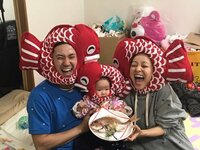 金田朋子　娘のお食い初めを報告し、初めて3人でのかぶりもの姿を披露