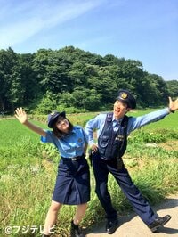 橋本環奈、横山だいすけとの“愉快なお巡りさんショット”を公開