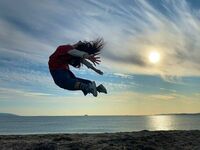 土屋太鳳、26歳の誕生日を迎え“エビ反りジャンプ”姿を披露「一緒に歩んで飛んで支え合っていけますように」