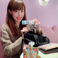 体温計にDVDプレイヤー！？　川崎希、バッグの中身13アイテムを大公開